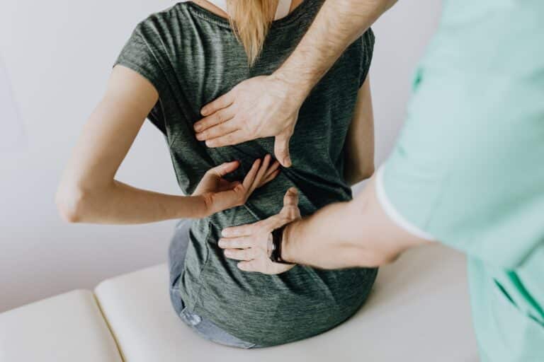 Rwa kulszowa – jak może pomóc osteopata?