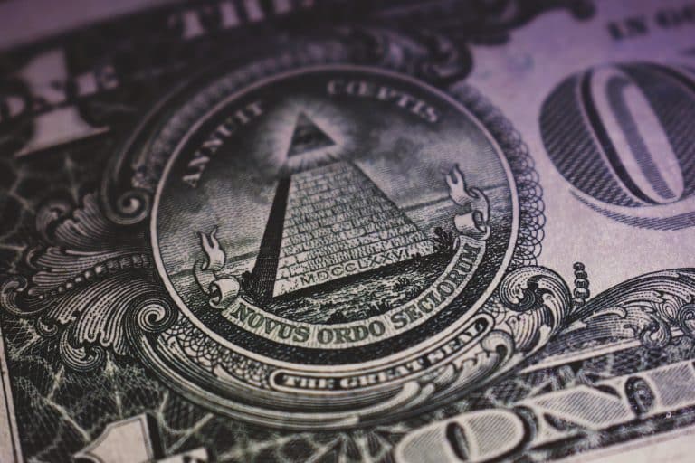 Dolar zyskuje po decyzji Fed, złoty zaskakuje siłą – inflacja w Polsce w celu