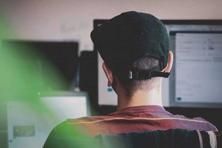 Pracownicy IT boją się AI – co czwarty obawia się zastąpienia przez sztuczną inteligencję