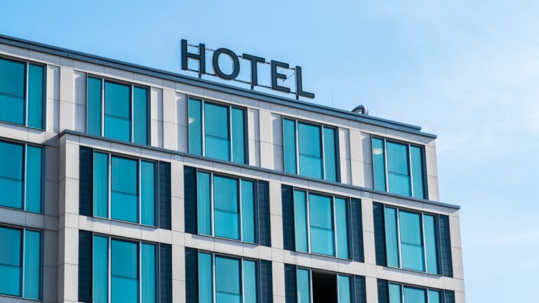 Rynek hotelowy w Polsce: wzrost popytu i poprawa wyników, modernizacja i ESG w tle