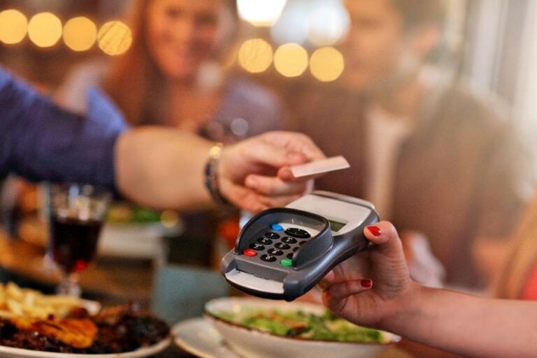 Napiwki a podatki – jakie zasady obowiązują w restauracjach?