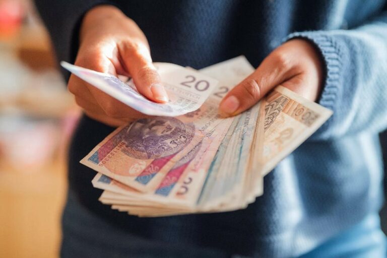 Inflacja wyhamowała, niepewność została. Raport o nastrojach Polaków