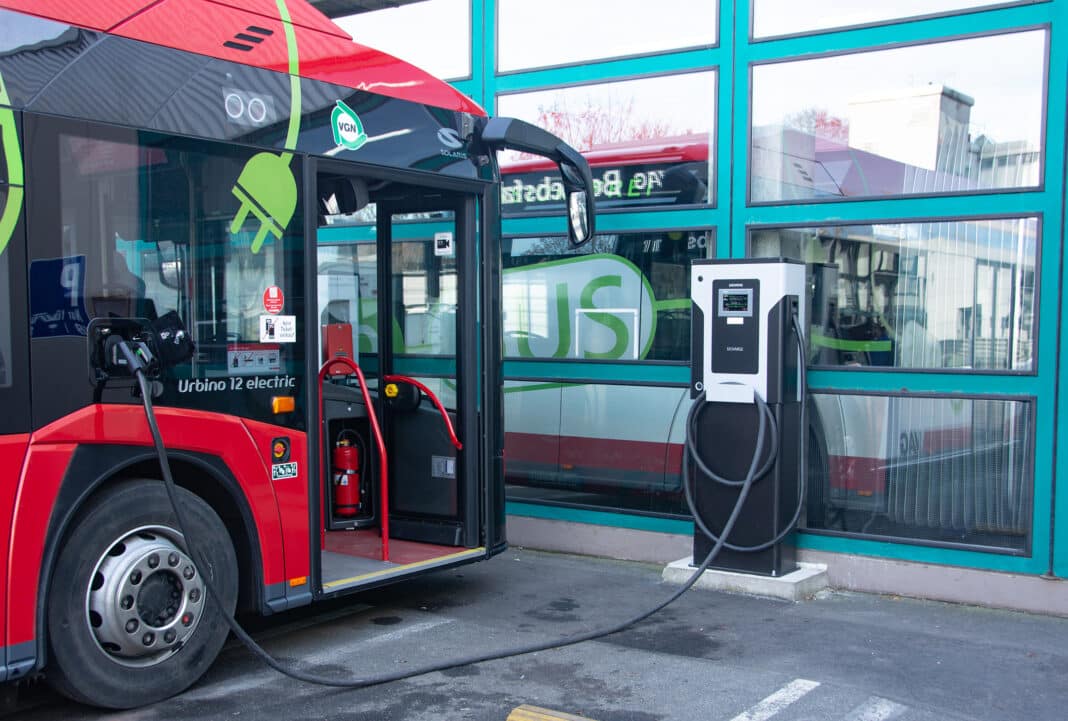 Siemens przejmuje Heliox, firmę wyspecjalizowaną w zakresie infrastruktury dla e-autobusów i e-ciężarówek