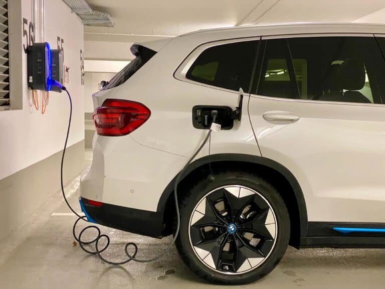 Zwiększ atrakcyjność miejsca pracy: dlaczego warto zainstalować stację ładowania elektryków na firmowym parkingu?