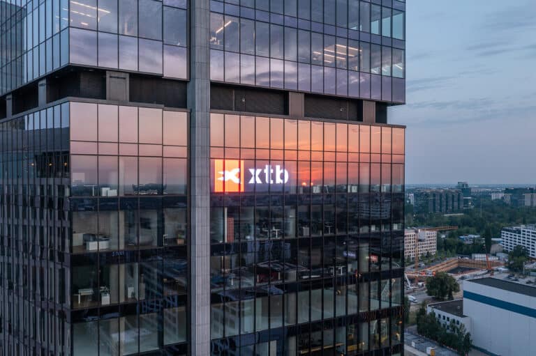 XTB z rekordową liczbą klientów i spadającym zyskiem. Rośnie presja kosztowa