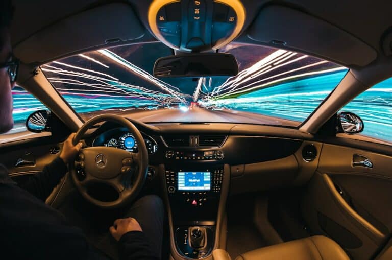 Niezbędne akcesoria dla każdego kierowcy – sprawdź, w co warto wyposażyć swoje auto