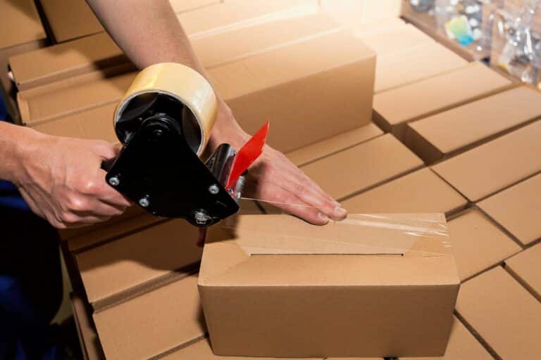 Kompletacja i konfekcjonowanie – czym są te procesy logistyczne