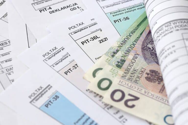 Ponad połowa Polaków twierdzi, że w rocznym rozliczeniu otrzymuje zwrot podatku. Dopłaca tylko co dziesiąty