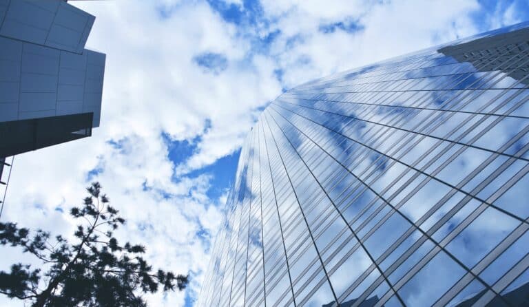 Koszty najmu biur klasy premium rosną globalnie – raport Savills Q2 2025