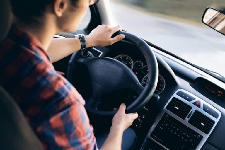 Ubezpieczenie samochodu AC i OC – które jest obowiązkowe, a które dobrowolne?