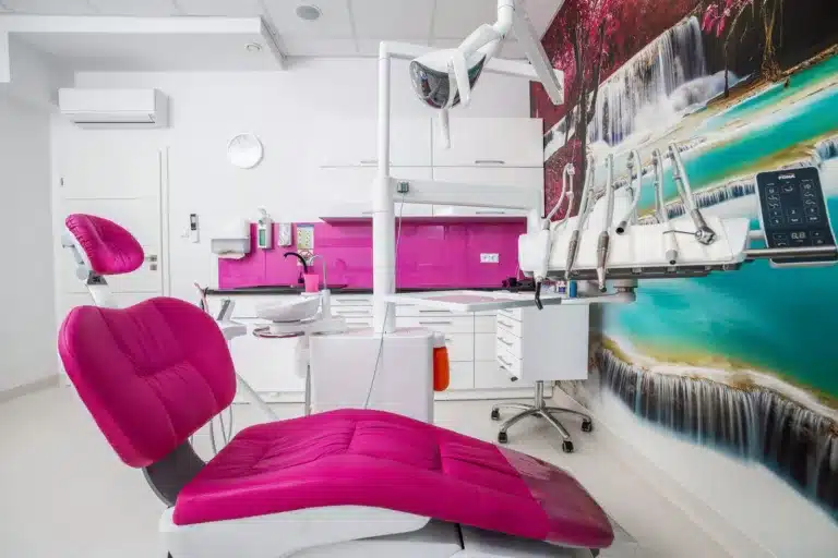 Roboty w gabinetach dentystycznych. Polacy na razie mówią „nie”, ale rewolucja jest nie do zatrzymania