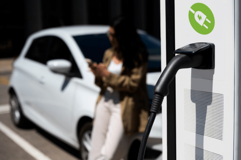Gdzie najtaniej naładować auto elektryczne w Polsce? Porównanie operatorów sierpień 2025