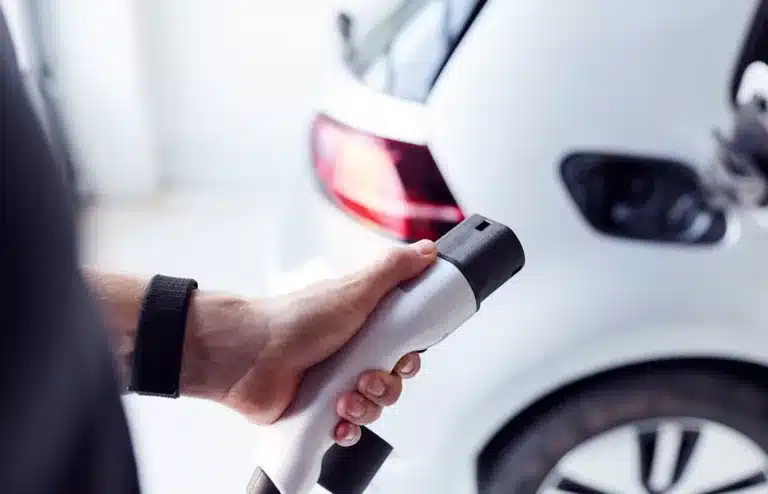 Rekordowy rok elektromobilności w Polsce. BEV rosną o 94%, sieć ładowania pęka w szwach