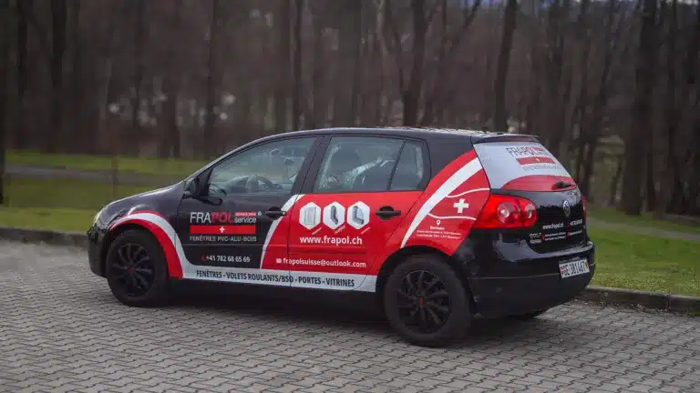 Oklejanie samochodów jako inwestycja w markę – najlepsze formy jakie sprawdzają się w reklamie mobilnej
