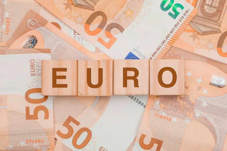 Kurs euro zyskuje po decyzji EBC – rynek reaguje na „jastrzębią” obniżkę stóp