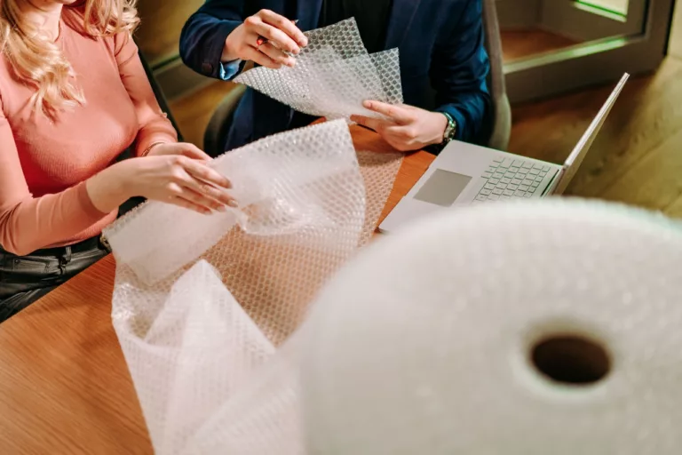 Taniej na fakturze, nie zawsze oznacza taniej w praktyce! Jak kupować materiały opakowaniowe i nie stracić?