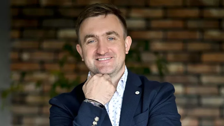 Jak prowadzić kilka biznesów jednocześnie i zarabiać więcej? Automatyczne myjnie RedConst w praktyce.