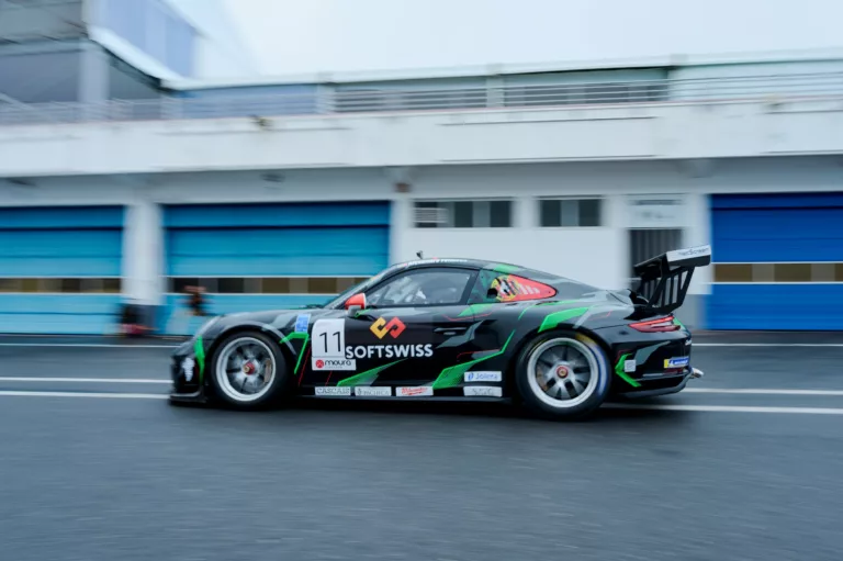 SOFTSWISS i legenda wyścigów Rubens Barrichello przedłużają strategiczną współpracę