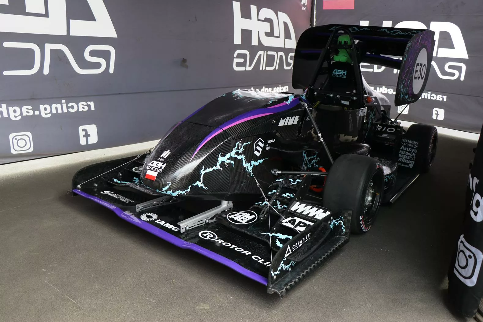AGH Racing prezentuje RTE 3.0 – elektryczny bolid z napędem na cztery koła 2