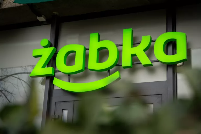 Grupa Żabka z silnym wzrostem sprzedaży i EBITDA w I półroczu 2025 oraz programem skupu akcji