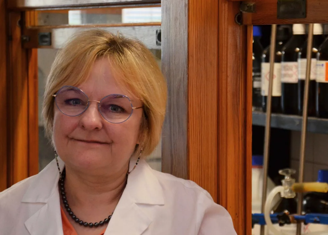 dr hab. Elżbieta Megiel, prof. ucz. Z Wydziału Chemii UW