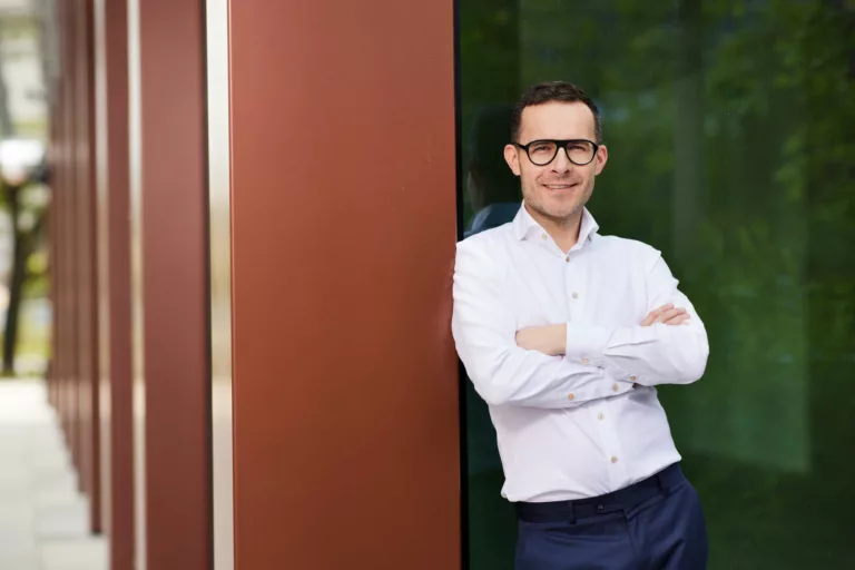 Inwestycje w nieruchomości komercyjne 2025: wzrost w segmencie magazynowym i living