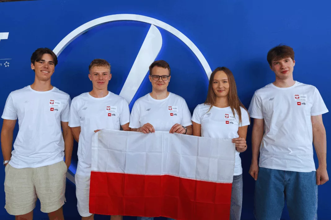 Reprezentacja Polski - Miedzynarodowa Olimpiada Ekonomiczna - XTB - od lewej Antoni Pokora, Jakub Zalewski, Szymon Jackowski, Zuzanna Augustyniak, Pawel Czermanski