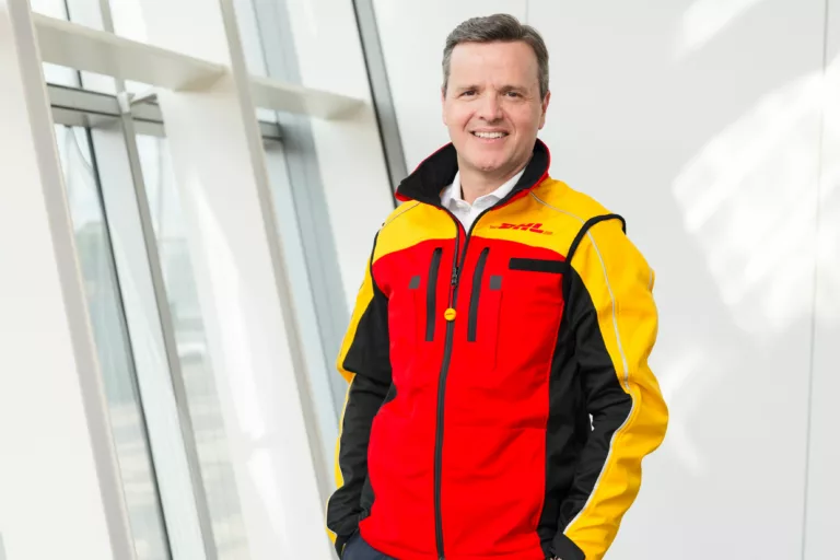 DHL eCommerce przejmuje APM Solutions i przyspiesza rozwój sieci automatów paczkowych w Polsce