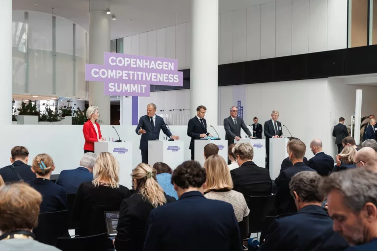 Premier Tusk: UE potrzebuje mniej regulacji i niższych cen energii, by konkurować globalnie
