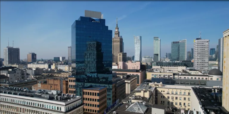 Kurczą się zasoby biurowe Warszawy. Budynki zmieniają funkcję na mieszkaniową i edukacyjną, pustostany najniższe od lat