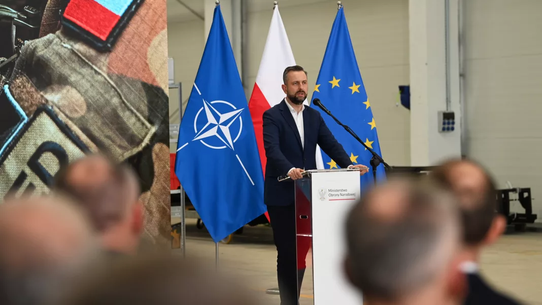 W czwartek, 30 października br. w zakładach AMZ-KUTNO S.A., Władysław Kosiniak - Kamysz, wicepremier, minister obrony narodowej oraz Paweł Bejda, sekretarz stanu w MON uczestniczyli w uroczystości podpisania umowy pomiędzy Agencją Uzbrojenia a AMZ-KUTNO S.A. na dostawy blisko 250 samochodów sanitarnych wielonoszowych.