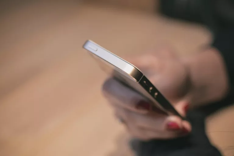 Telefony w szkole – prawo i praktyka. Co wolno uczniom, a co nauczycielom?