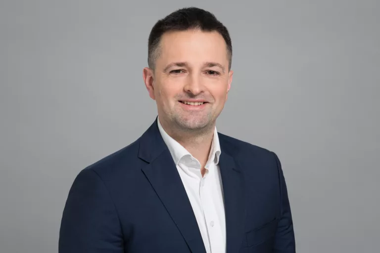 Polski biznes szybko wdraża AI, ale wciąż bez długoterminowej strategii