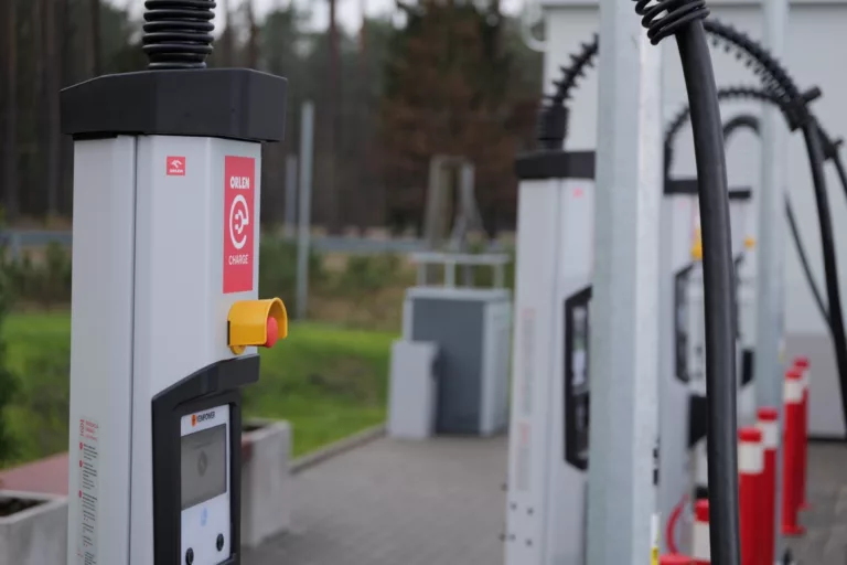 ORLEN uruchamia pierwszy superszybki hub ładowania EV przy trasie S7