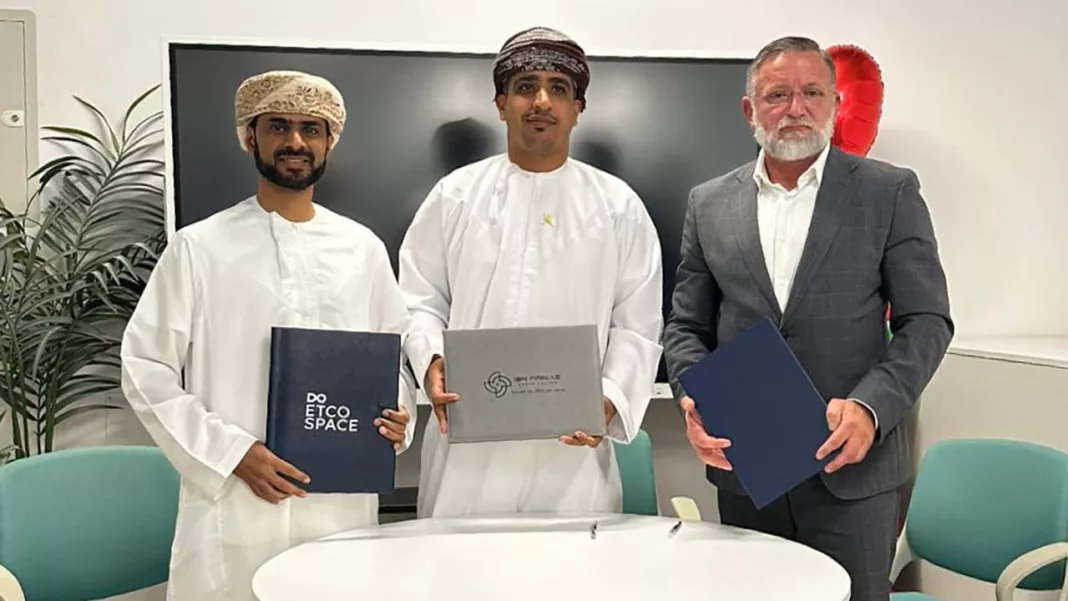 (Podpisanie porozumień - dr Abdulaziz Alsawai CEO ETCO SPACE, Mohammed al-Harthy CEO Ibn Farnas Drone Center, dr Daniel Więzik CEO SatRev fot. Spółka)