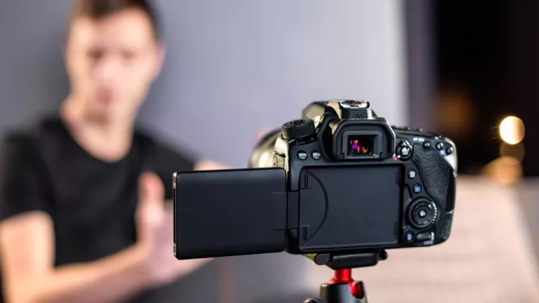 Nie politycy i autorytety, ale influencerzy. Twórcy internetowi zmieniają społeczeństwo