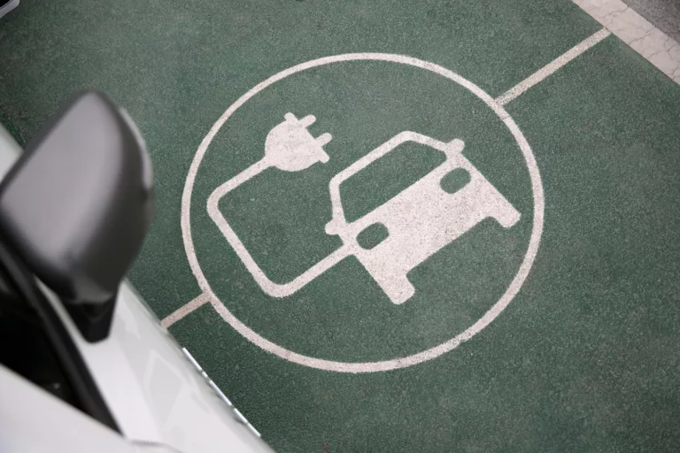 Osiem miesięcy ograniczenia wolności za kradzież kabli ze stacji ładowania pojazdów elektrycznych