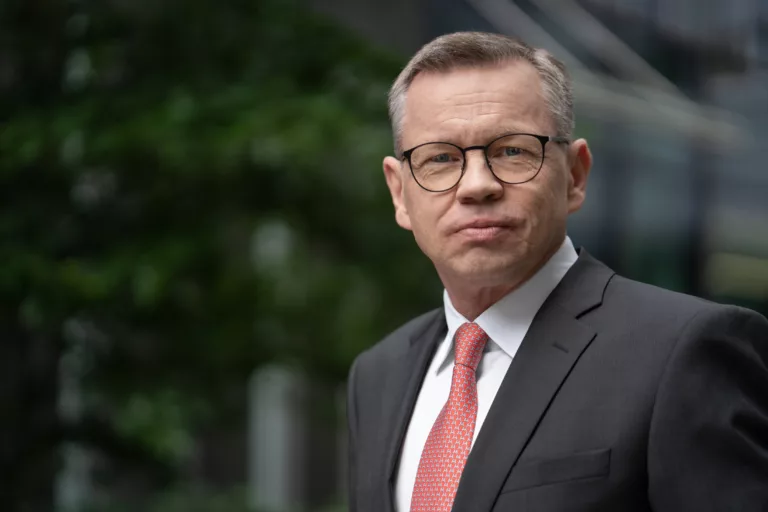 Nieruchomości na początku 2026 r.: mocne magazyny, ostrożny kapitał, biura przed odbiciem