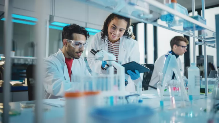Chłodziarki i suszarki laboratoryjne jako niezbędne wyposażenie profesjonalnego laboratorium