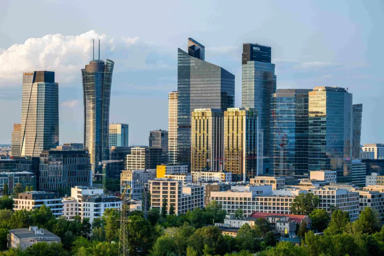 Warszawa trzyma 48% krajowych zasobów biurowych. 64% budynków ma ponad 10 lat