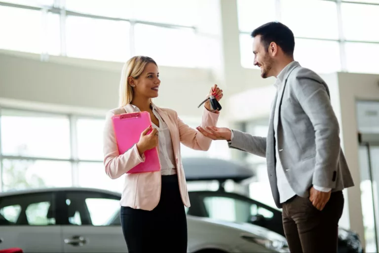 Wynajem długoterminowy a car sharing – czym się różnią i co wybrać?