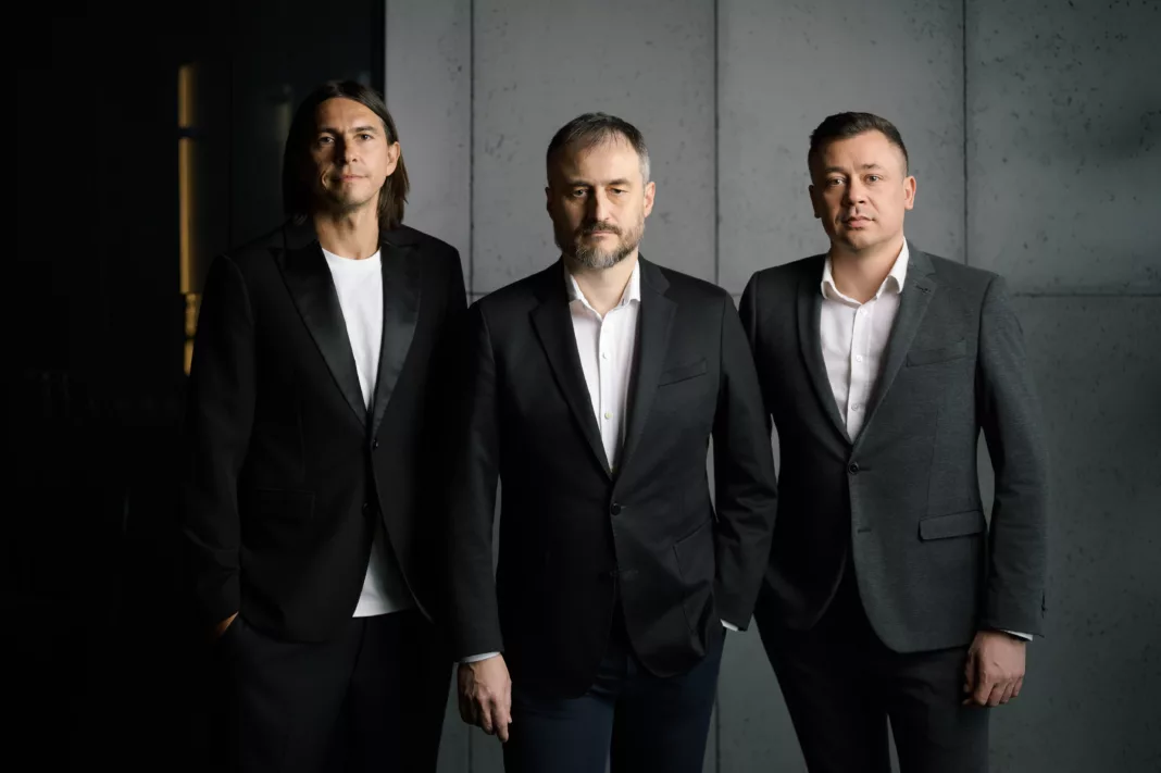 Od lewej: Konrad Rosiński, Kamil Hajduk, Bartosz Kolek – Zarząd Finpulse S.A. Fot. Przemek Banaś