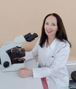 dr Magdalena Skóra z Zakładu Kontroli Zakażeń i Mykologii na Wydziale Lekarskim Uniwersytetu Jagiellońskiego Collegium Medicum