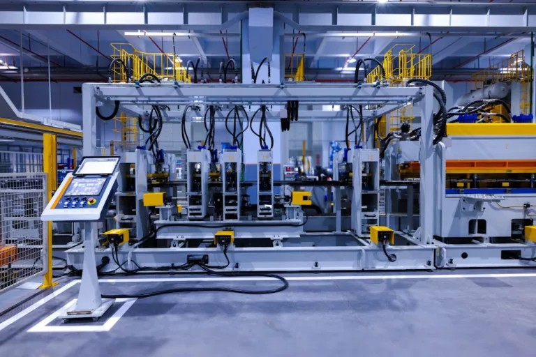 Koniec ery taniej siły roboczej. Dlaczego fabryki wracają do Europy?