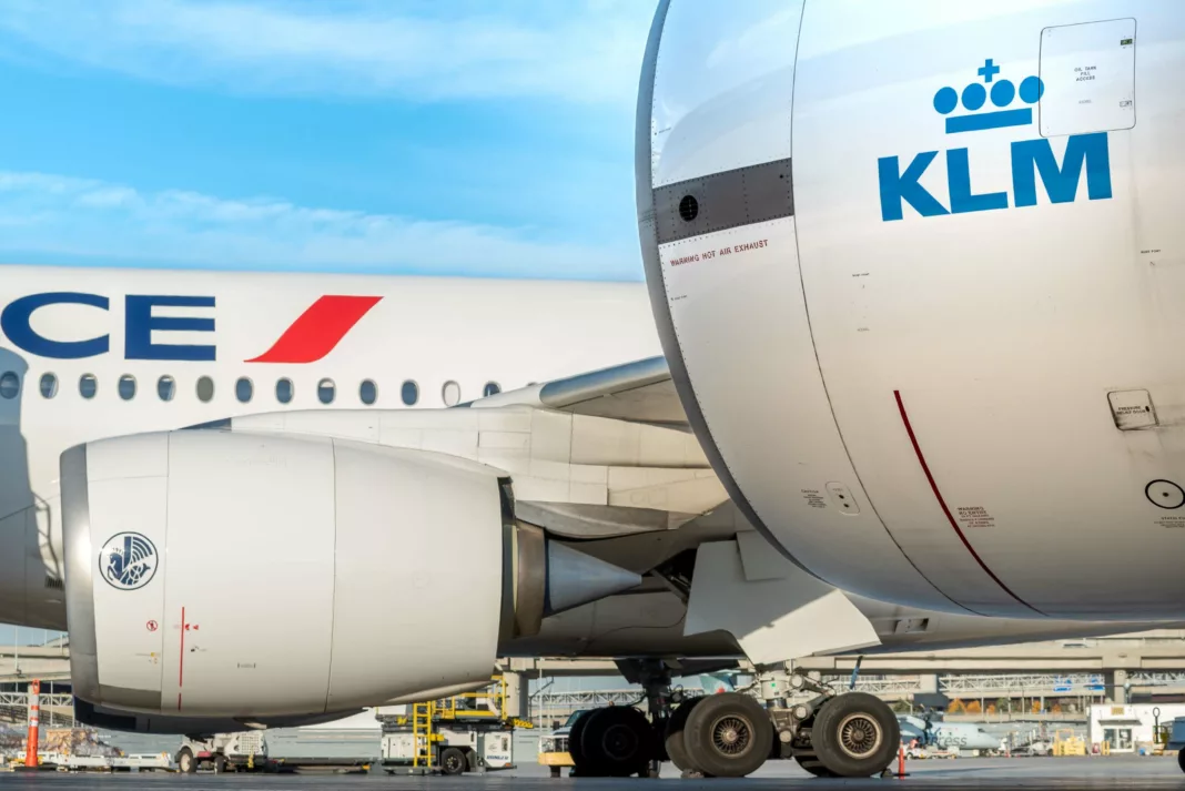Air France i KLM na lotnisku samolot
