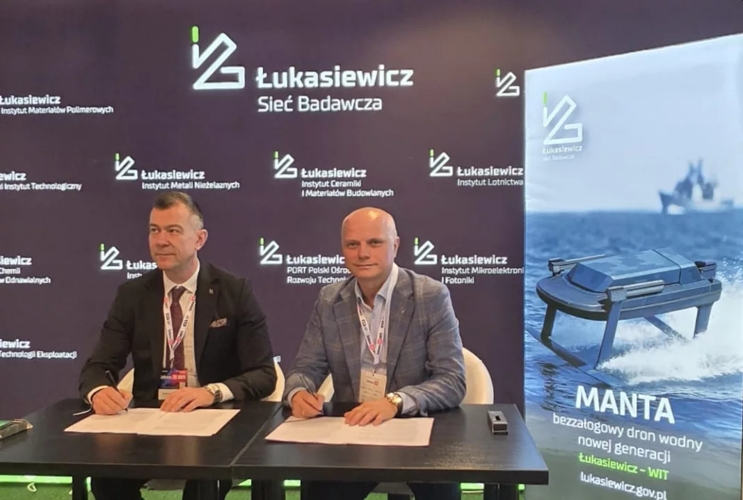 Podpisanie porozumienia, od lewej: dr hab. Grzegorz Gudzbeler - Dyrektor Łukasiewicz – Warszawskiego Instytutu Technologicznego i Szymon Kupaj - Prezes Zarządu Farada Group; fot. Spółka