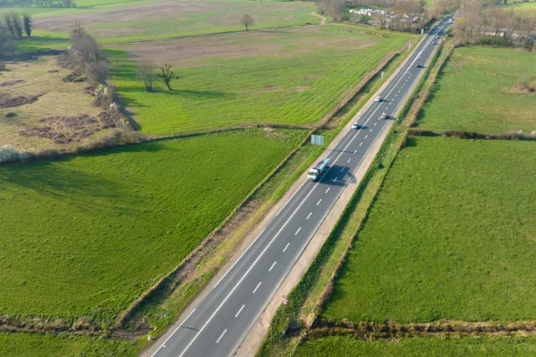Zakup, leasing czy wynajem billboardu przy drodze – którą opcję wybrać?