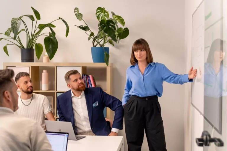 Dlaczego firmy B2B powinny łączyć reklamy na Google Ads, Facebook i LinkedIn? Podejście AdWise