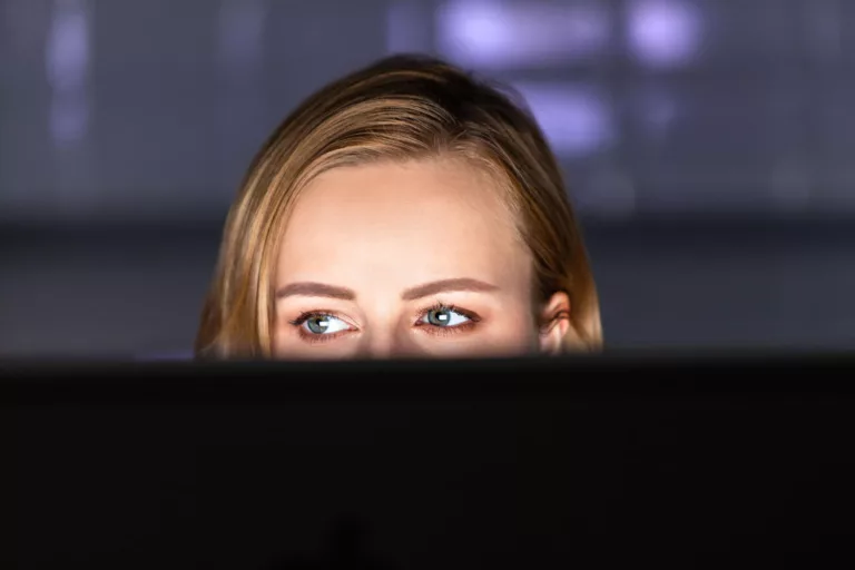 Pracownicy czują się przeceniani. 40% uważa, że inni oceniają ich lepiej niż oni sami