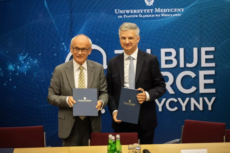 UMW i AstraZeneca zacieśniają współpracę. W centrum badania kliniczne, AI i edukacja